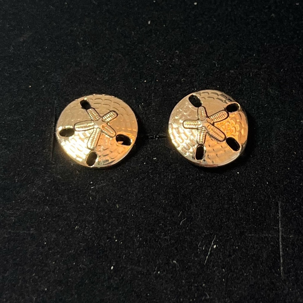 Gold Sand Dollar Stud Pierced Earrings. Cute!  Fun.